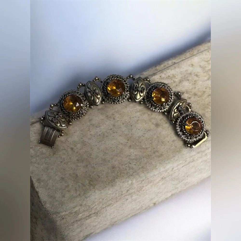 Elegant Vintage Gold-Tone Bracelet with Amber Inspired Accents Read Below